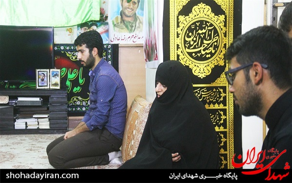 عکس/ حضور حسین سیب سرخی و سید مجید بنی فاطمه در منزل شهید مدافع حرم رضا عادلی