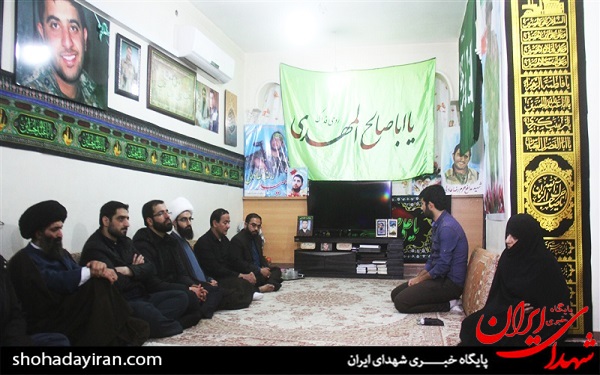 عکس/ حضور حسین سیب سرخی و سید مجید بنی فاطمه در منزل شهید مدافع حرم رضا عادلی