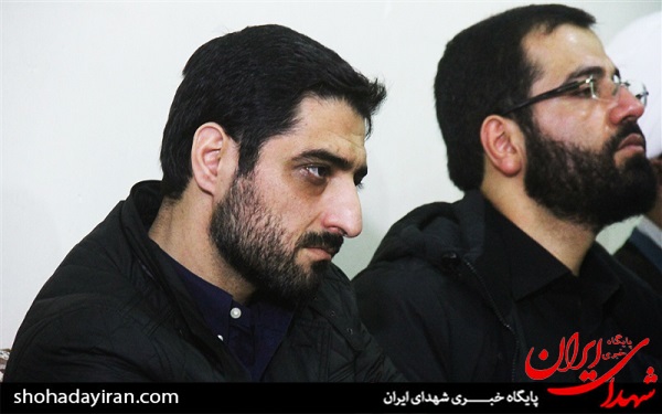 عکس/ حضور حسین سیب سرخی و سید مجید بنی فاطمه در منزل شهید مدافع حرم رضا عادلی