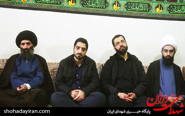 عکس/ حضور حسین سیب سرخی و سید مجید بنی فاطمه در منزل شهید مدافع حرم رضا عادلی