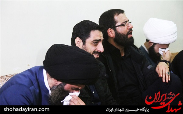 عکس/ حضور حسین سیب سرخی و سید مجید بنی فاطمه در منزل شهید مدافع حرم رضا عادلی