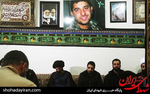 عکس/ حضور حسین سیب سرخی و سید مجید بنی فاطمه در منزل شهید مدافع حرم رضا عادلی