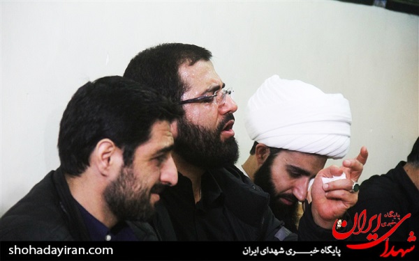 عکس/ حضور حسین سیب سرخی و سید مجید بنی فاطمه در منزل شهید مدافع حرم رضا عادلی