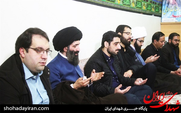 عکس/ حضور حسین سیب سرخی و سید مجید بنی فاطمه در منزل شهید مدافع حرم رضا عادلی