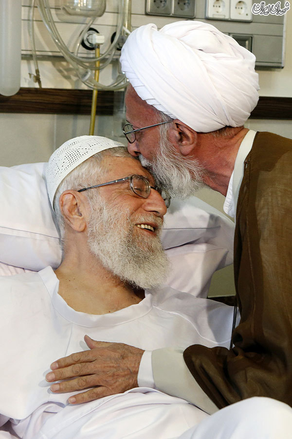 خاطره ای از بوسیدن دست آقا توسط علامه مصباح خاطره ای از بوسیدن دست آقا توسط علامه مصباح