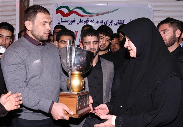 همدردی با خوزستانیها و اهدای جام به مادرشهید+عکس همدردی با خوزستانیها و اهدای جام به مادرشهید+عکس