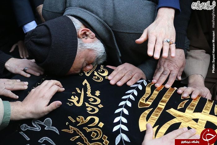 بوسه سردار نقدی بر تابوت مادرش +عکس