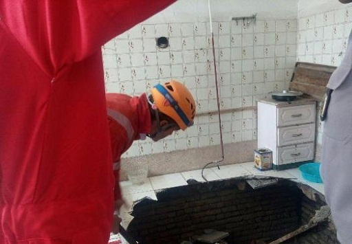 سقوط دو زن با دیگ آش نذری به چاه +عکس سقوط دو زن با دیگ آش نذری به چاه +عکس