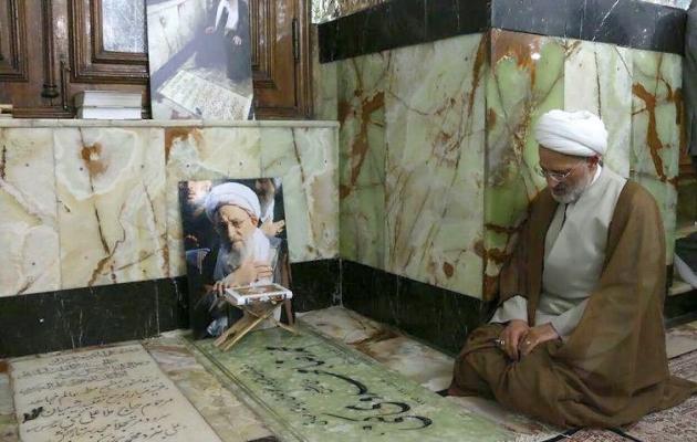 فرزند آیت‌الله مهدوی‌کنی سر مزار پدر + عکس