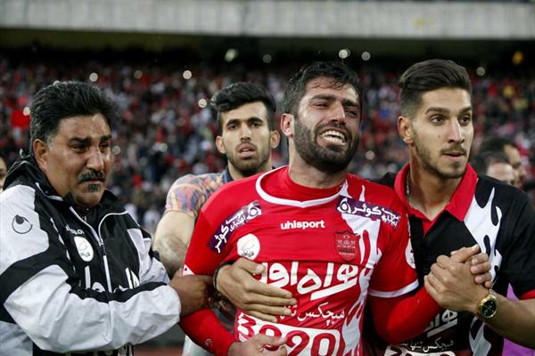 جشن تولد یک پرسپولیسی کنار مزار نوروزی+عکس جشن تولد یک پرسپولیسی کنار مزار نوروزی+عکس