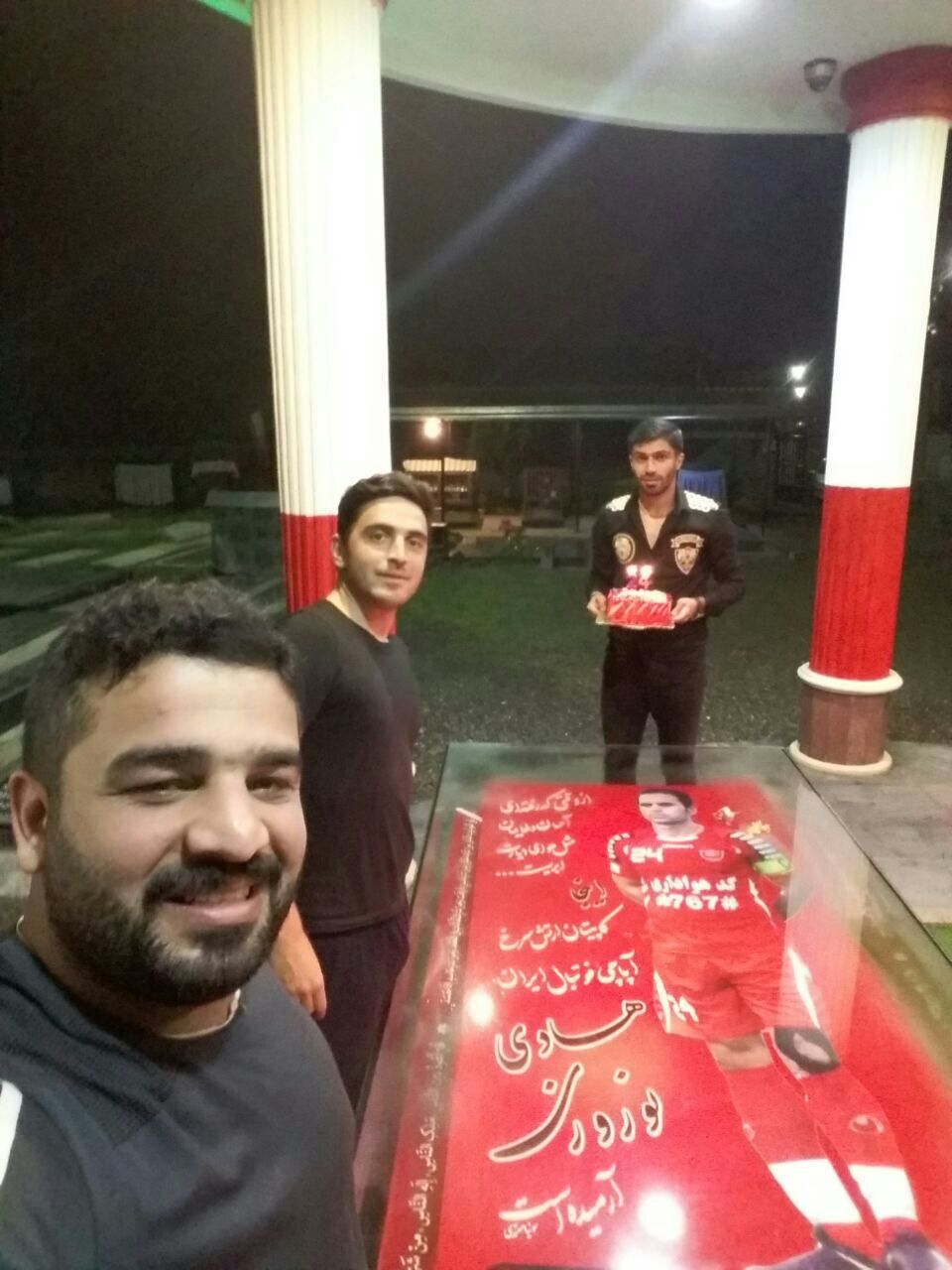 جشن تولد یک پرسپولیسی کنار مزار نوروزی+عکس جشن تولد یک پرسپولیسی کنار مزار نوروزی+عکس