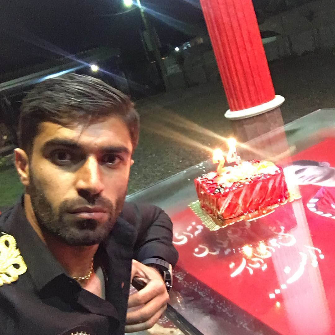 جشن تولد یک پرسپولیسی کنار مزار نوروزی+عکس جشن تولد یک پرسپولیسی کنار مزار نوروزی+عکس