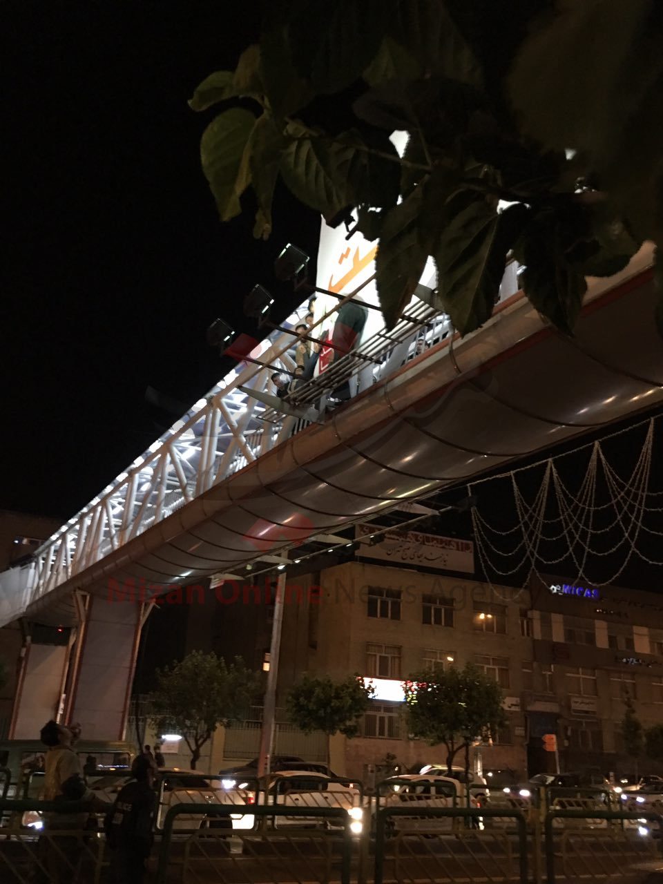 نجات زن قبل از خودکشی در خیابان آزادی+عکس نجات زن قبل از خودکشی در خیابان آزادی+عکس