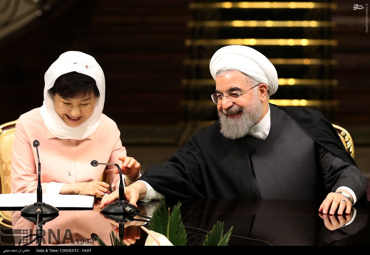 عکس/ خنده رؤسای جمهور قبل از امضاء قرارداد عکس/ خنده رؤسای جمهور قبل از امضاء قرارداد