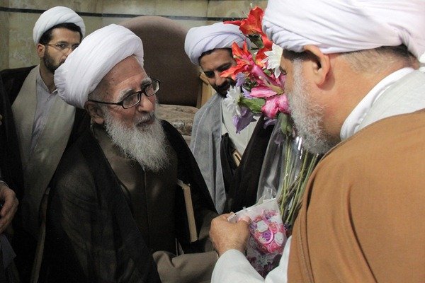 هدیه روز معلم به آیت‌الله جوادی آملی +عکس