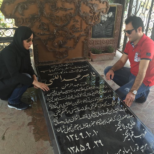 خانم بازیگر سر مزار مرحوم 