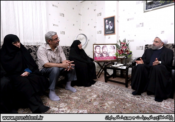 دیدار رئیس جمهور با خانواده شهیدان مهدوی زفرقندی دیدار رئیس جمهور با خانواده شهیدان مهدوی زفرقندی