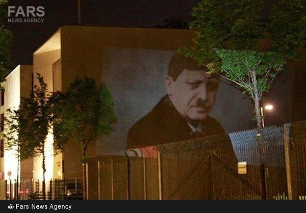 هیتلر و اردوغان بر دیوار سفارت ترکیه + عکس