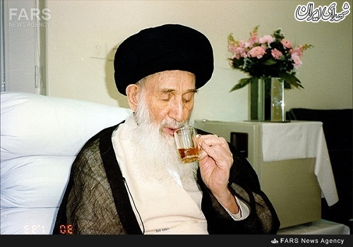 مرحوم آیت‌الله گلپایگانی(ره) در حال نوشیدن چای+عکس