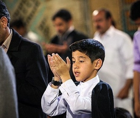 کودک معتکف در حال 