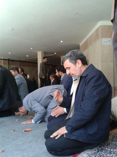 احمدی‌نژاد در نماز جماعت یک همایش +عکس