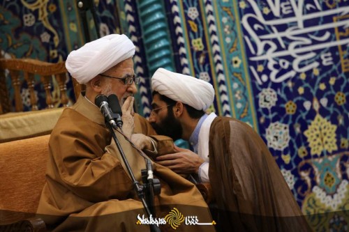 عکس‌العمل آیت‌الله جوادی آملی به دستبوسی+عکس