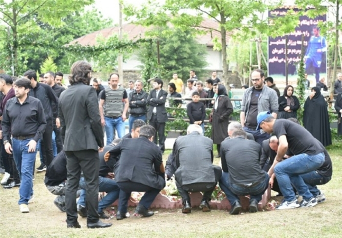 بازیکنان ملوان بر سرمزار مهرداد اولادی +تصاویر بازیکنان ملوان بر سرمزار مهرداد اولادی +تصاویر