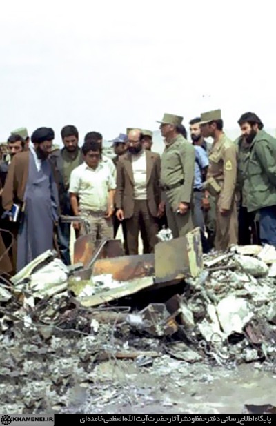 رهبر انقلاب و شهید چمران در صحرای طبس +تصاویر