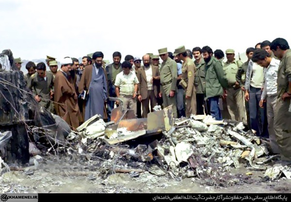 رهبر انقلاب و شهید چمران در صحرای طبس +تصاویر