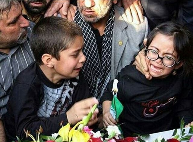 اشک فرزندان خردسال در وداع با پیکر پدر+عکس اشک فرزندان خردسال در وداع با پیکر پدر+عکس