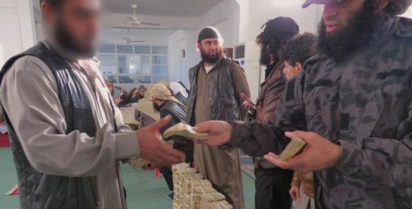 کمک داعش به مردم فقیر /تصاویر