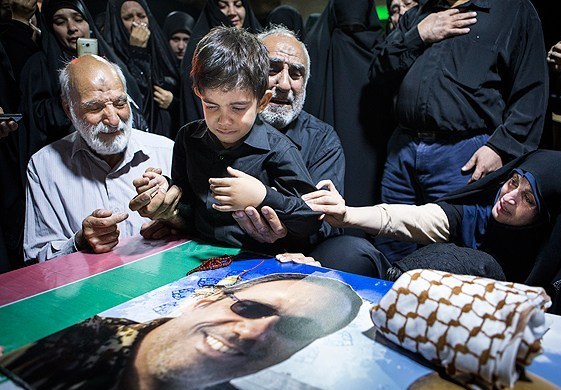وداع فرزند شهید مدافع حرم با پیکر پدرش وداع فرزند شهید مدافع حرم با پیکر پدرش