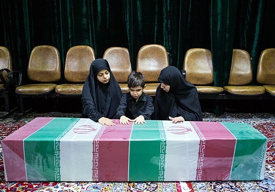 وداع فرزند شهید مدافع حرم با پیکر پدرش وداع فرزند شهید مدافع حرم با پیکر پدرش