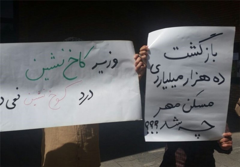 استقبال متفاوت دانشجویان از آخوندی+عکس استقبال متفاوت دانشجویان از آخوندی+عکس