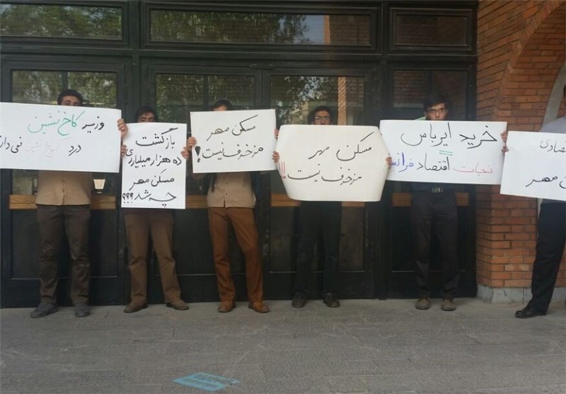 استقبال متفاوت دانشجویان دانشگاه شریف از وزیر مسکن+ تصاویر استقبال متفاوت دانشجویان دانشگاه شریف از وزیر مسکن+ تصاویر