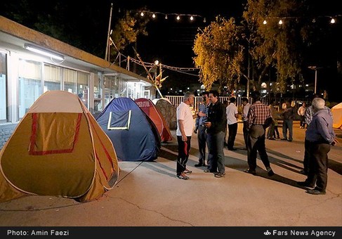 چادر زدن کارگران مقابل کارخانه در شیراز چادر زدن کارگران مقابل کارخانه در شیراز