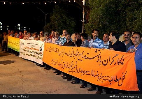 چادر زدن کارگران مقابل کارخانه در شیراز چادر زدن کارگران مقابل کارخانه در شیراز
