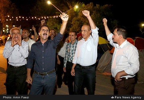 چادر زدن کارگران مقابل کارخانه در شیراز چادر زدن کارگران مقابل کارخانه در شیراز