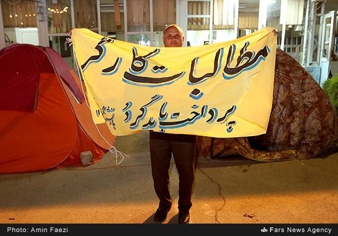 چادر زدن کارگران مقابل کارخانه در شیراز چادر زدن کارگران مقابل کارخانه در شیراز