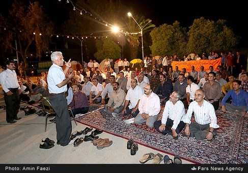 چادر زدن کارگران مقابل کارخانه در شیراز چادر زدن کارگران مقابل کارخانه در شیراز