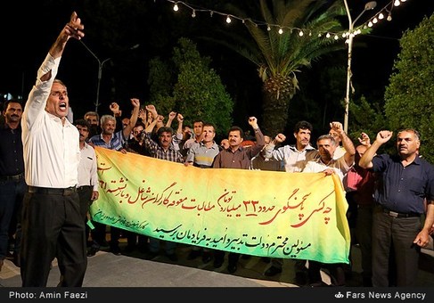 چادر زدن کارگران مقابل کارخانه در شیراز چادر زدن کارگران مقابل کارخانه در شیراز