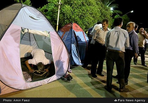 چادر زدن کارگران مقابل کارخانه در شیراز چادر زدن کارگران مقابل کارخانه در شیراز