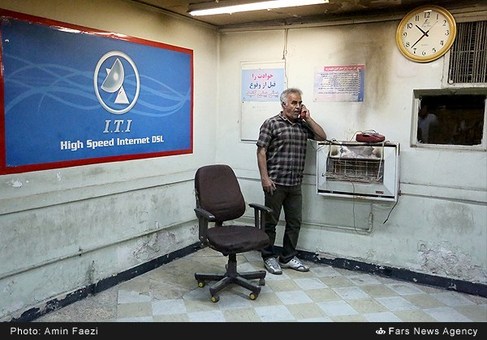 چادر زدن کارگران مقابل کارخانه در شیراز چادر زدن کارگران مقابل کارخانه در شیراز