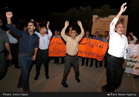 چادر زدن کارگران مقابل کارخانه در شیراز چادر زدن کارگران مقابل کارخانه در شیراز