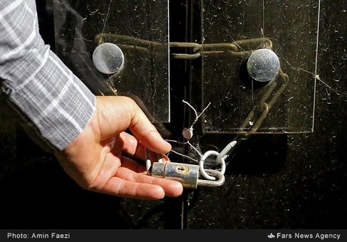 چادر زدن کارگران مقابل کارخانه در شیراز چادر زدن کارگران مقابل کارخانه در شیراز