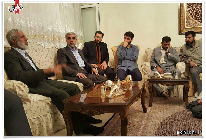 میثم مطیعی در منزل شهید مدافع حرم +عکس