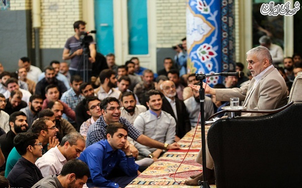 عکس/ بزرگداشت مدافعان حرم با نوای حاج منصور
