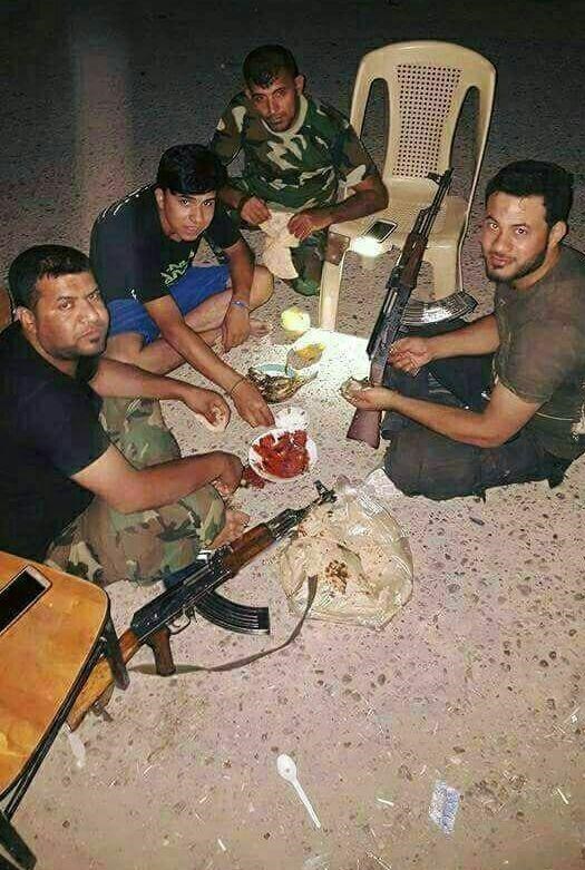 سفره سحری رزمندگان حشد الشعبی + عکس سفره سحری رزمندگان حشد الشعبی + عکس