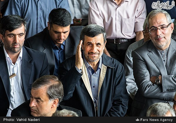 احمدی‌نژاد در نمازجمعه دیروز تهران+ عکس