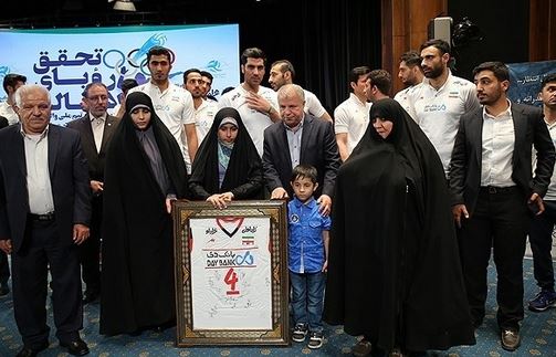 تقدیم پیراهن معروف به خانواده مدافع حرم+عکس تقدیم پیراهن معروف به خانواده مدافع حرم+عکس